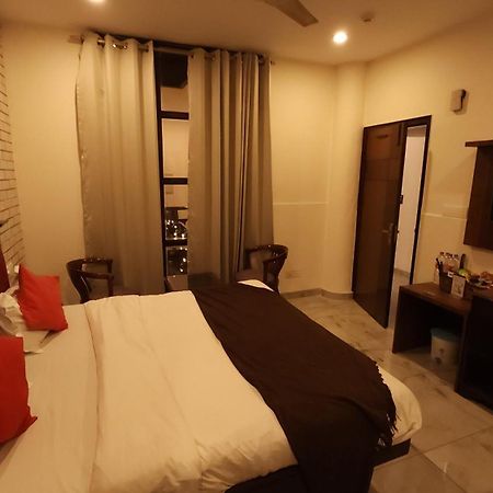 Hotel Multitech Premium Чандигарх Экстерьер фото