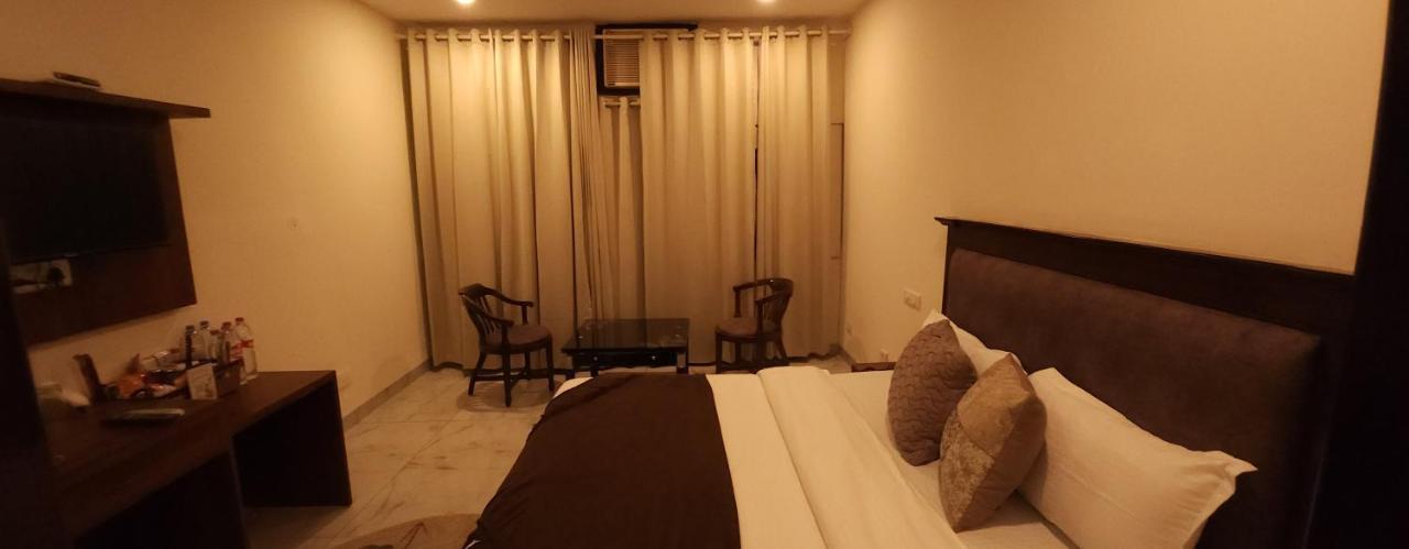 Hotel Multitech Premium Чандигарх Экстерьер фото
