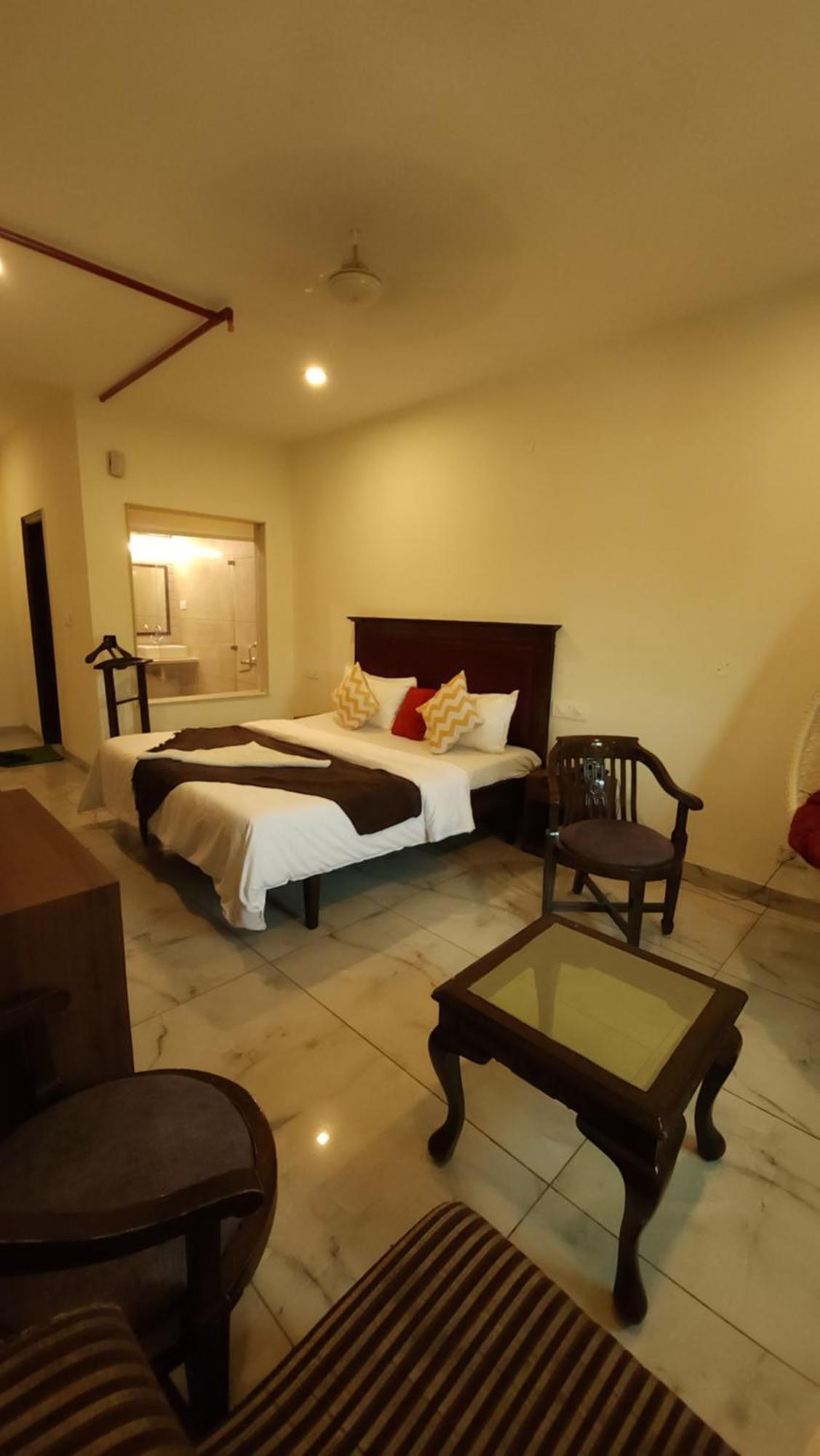 Hotel Multitech Premium Чандигарх Экстерьер фото