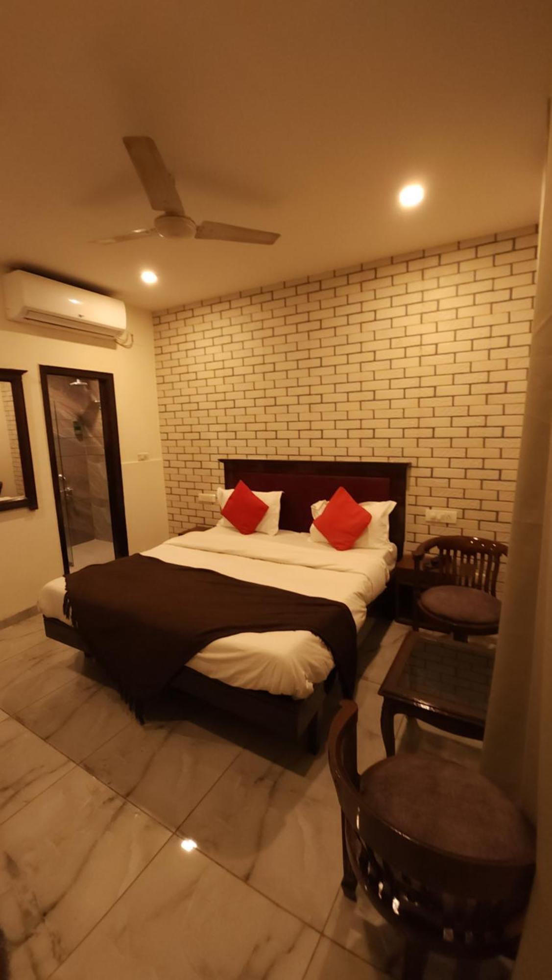 Hotel Multitech Premium Чандигарх Экстерьер фото