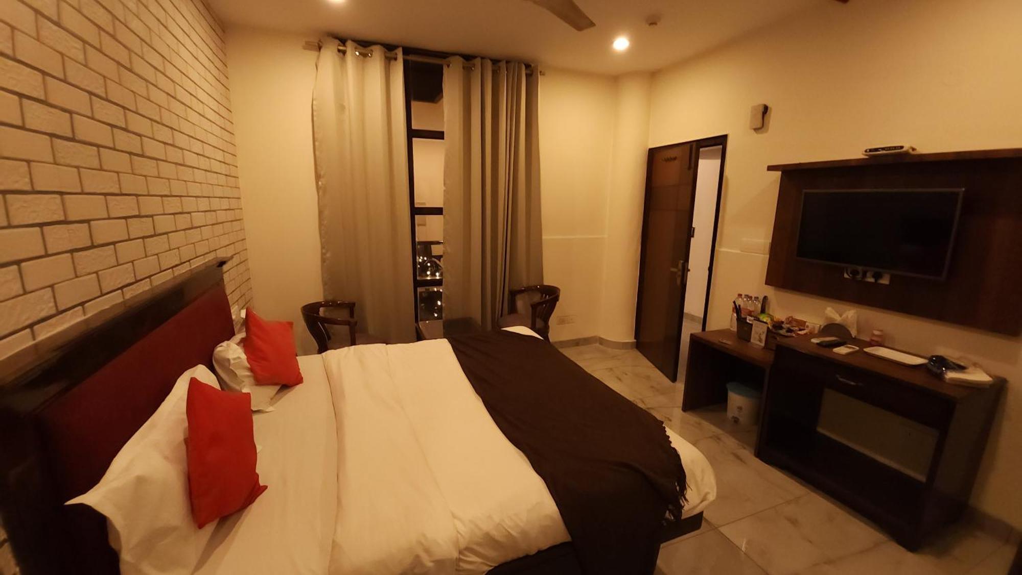 Hotel Multitech Premium Чандигарх Экстерьер фото