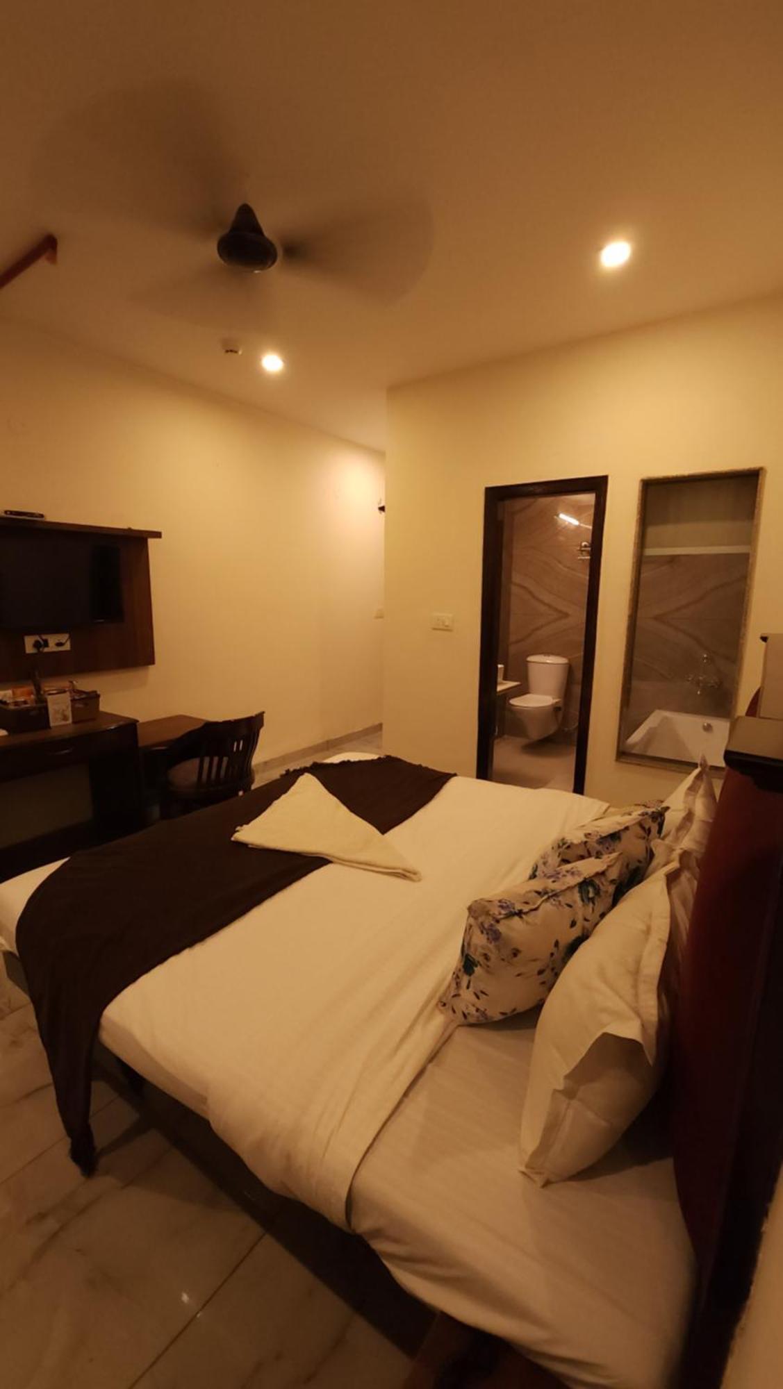 Hotel Multitech Premium Чандигарх Экстерьер фото