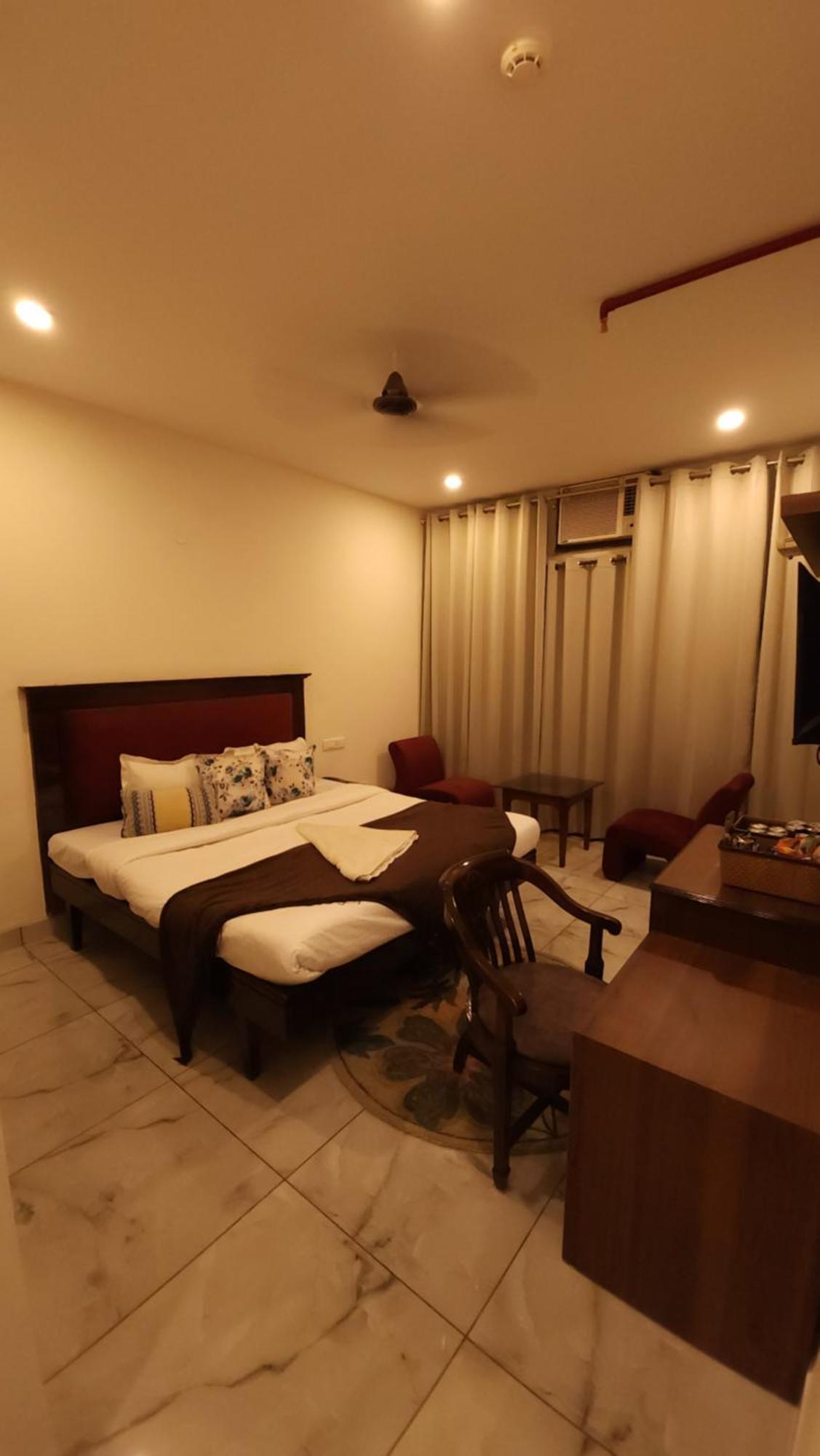 Hotel Multitech Premium Чандигарх Экстерьер фото