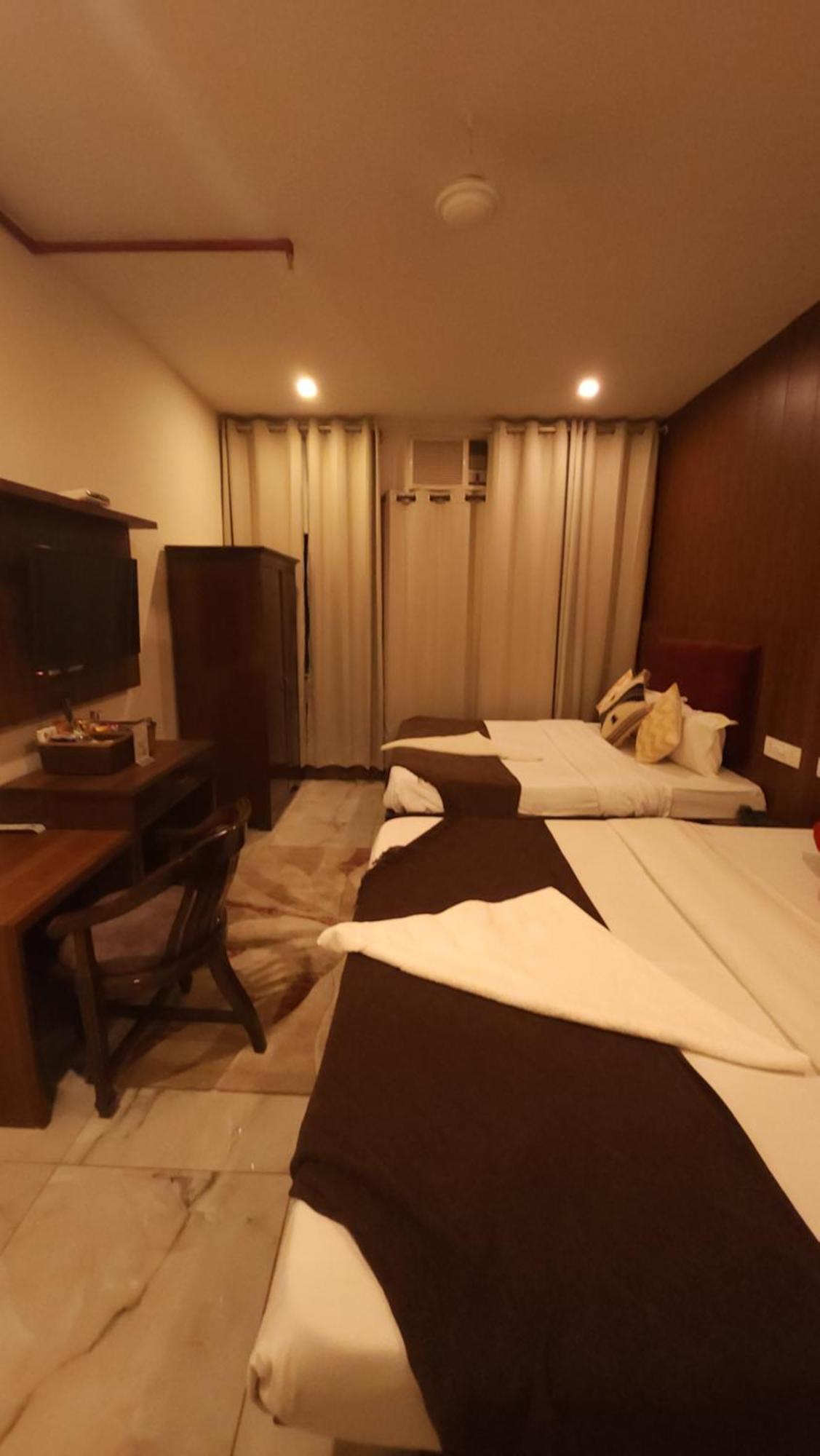 Hotel Multitech Premium Чандигарх Экстерьер фото