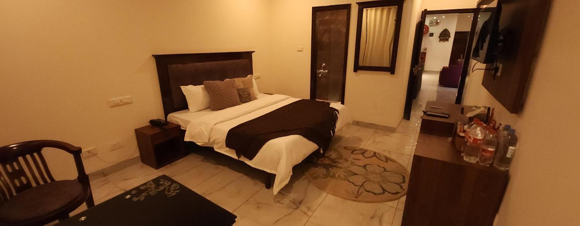 Hotel Multitech Premium Чандигарх Экстерьер фото