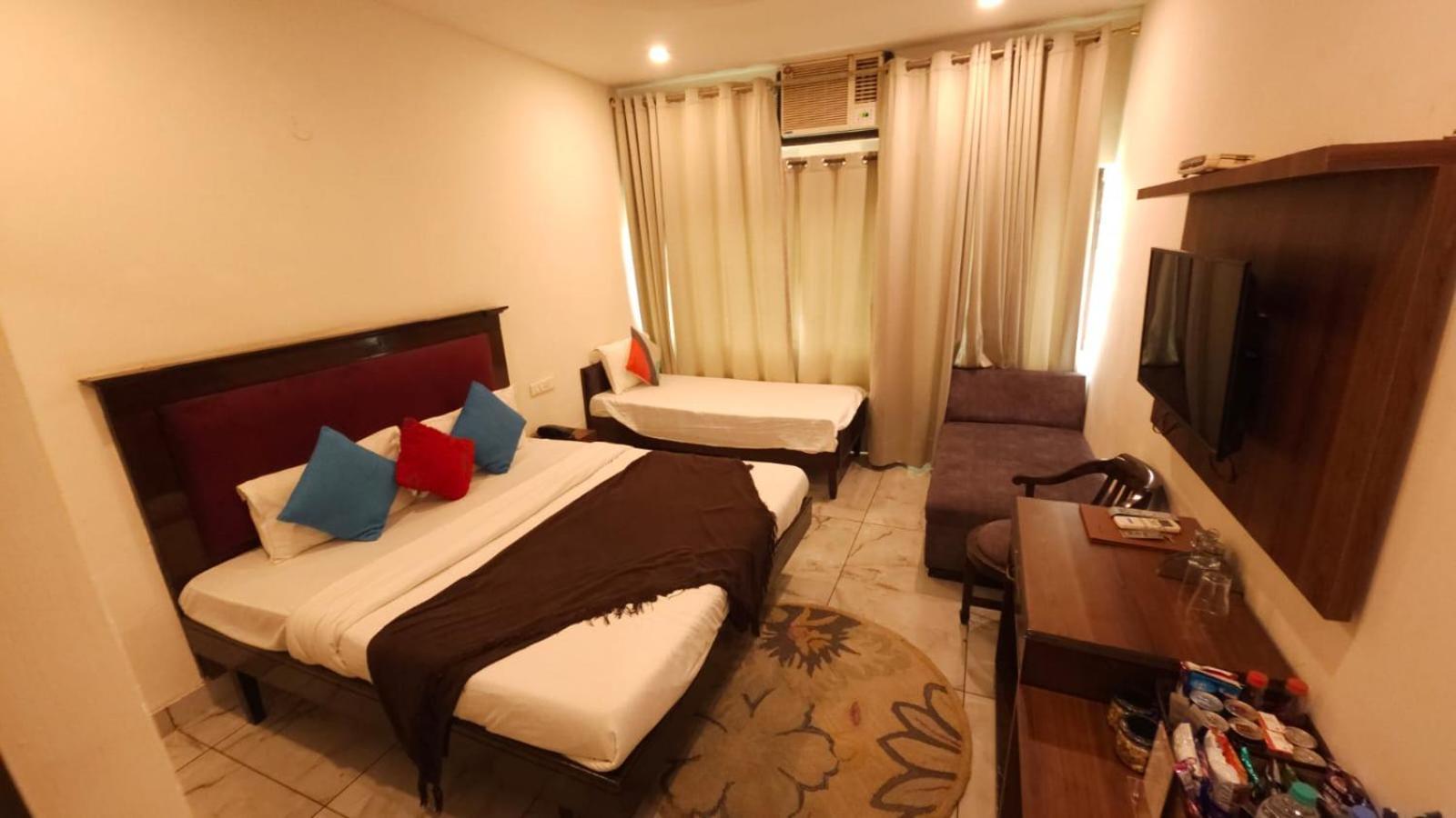Hotel Multitech Premium Чандигарх Экстерьер фото